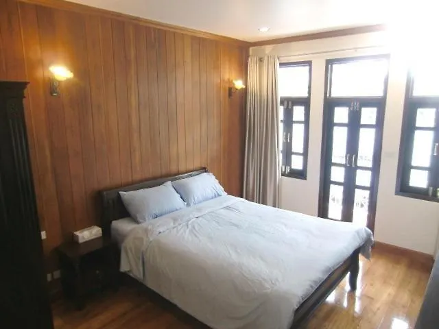 The Royal Thatien Village بيت ضيافة بانكوك