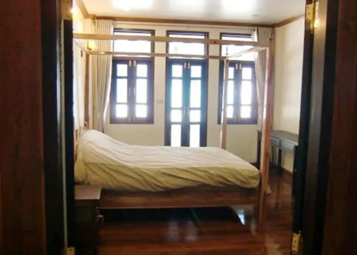 بيت ضيافة The Royal Thatien Village بانكوك